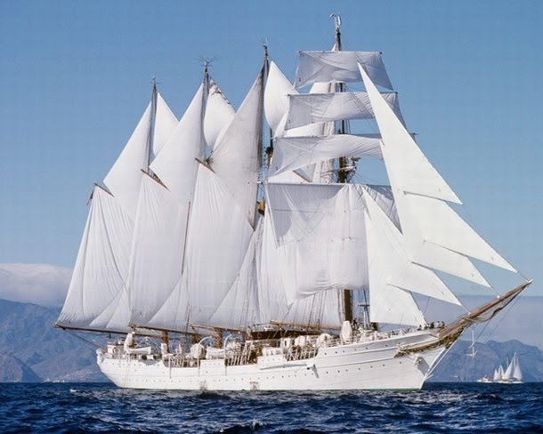 大量帆船、船首像美图，喜欢碧蓝大海和洁白船帆的进啊！
